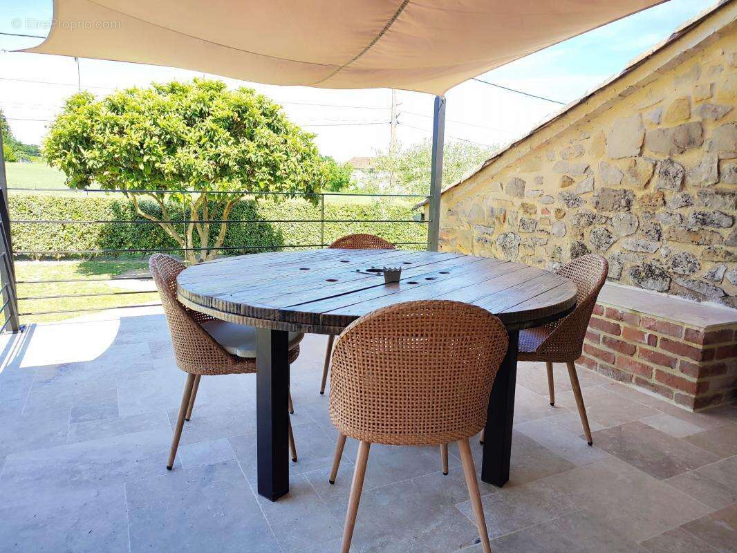 Maison à SAINT-JEAN-DE-MARUEJOLS-ET-AVEJAN