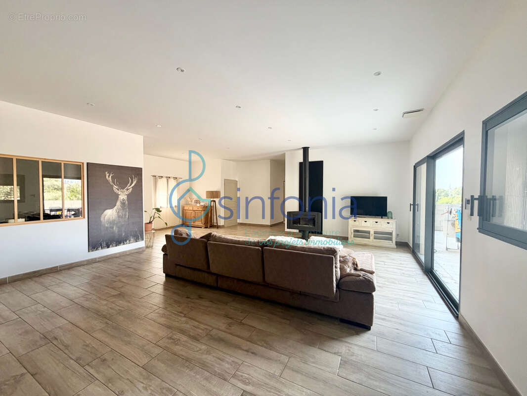 Superbe villa récente 145 m2 de plain-pied proche Uzes avec jardin et piscine - photo 4
