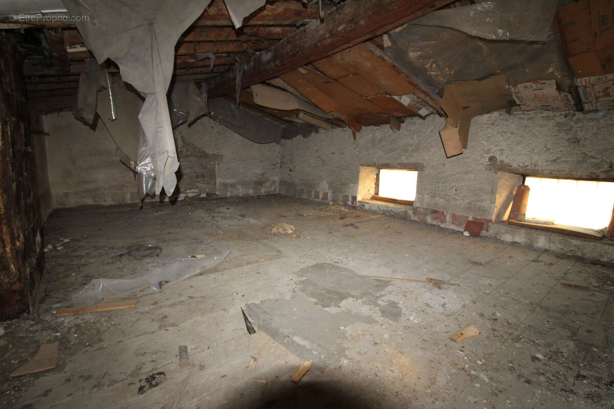 Quartier Limoux   Ensemble de bâtiments composé d’un ancien corps de ferme avec garage, le tout à rénover, et - photo 16