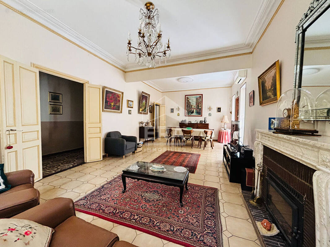 Maison à SAINT-MITRE-LES-REMPARTS