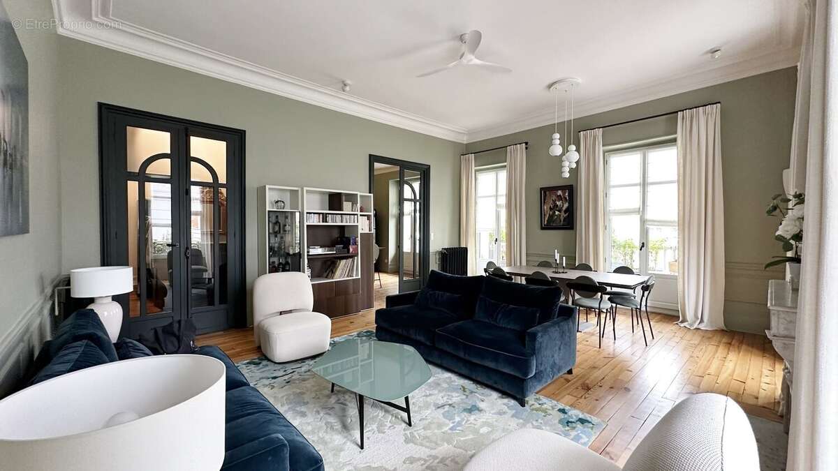 APPARTEMENT de type T4 DE 149 M2 AVEC TERRASSE DE 28 M2 + cave + de parking privatif - photo 2