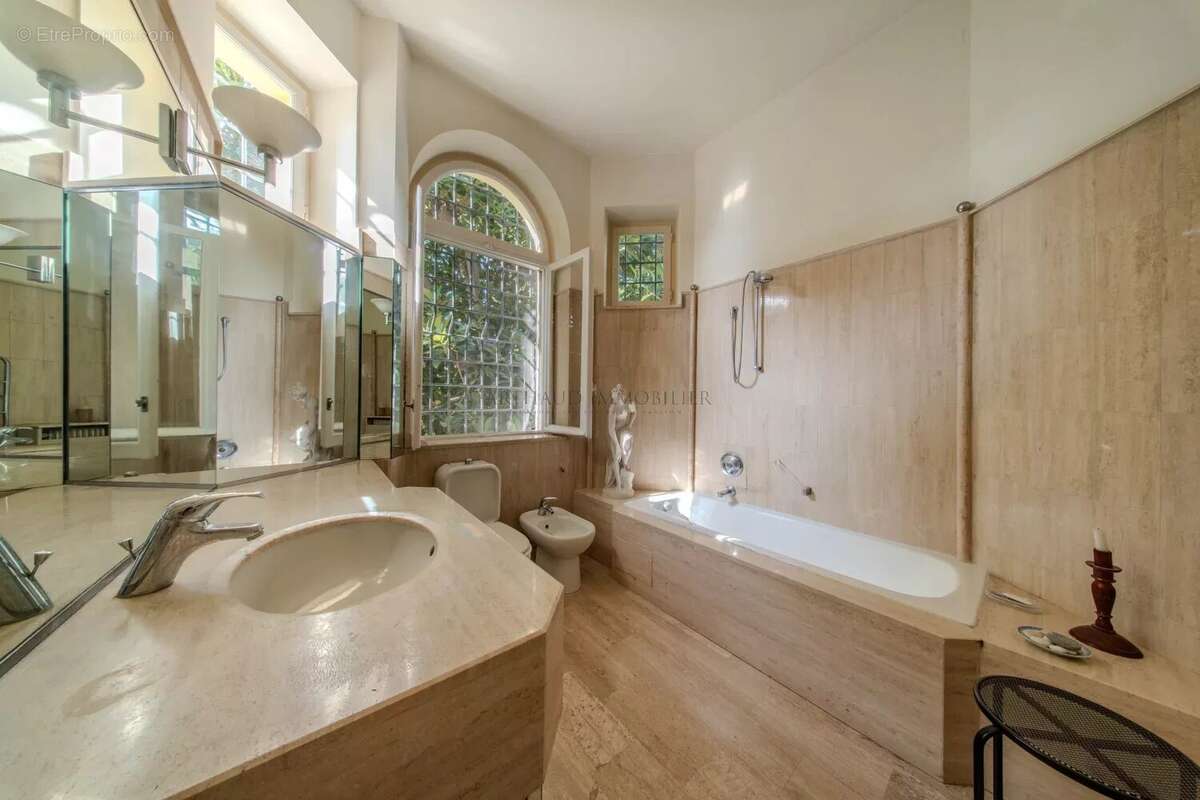 Appartement à ROQUEBRUNE-CAP-MARTIN