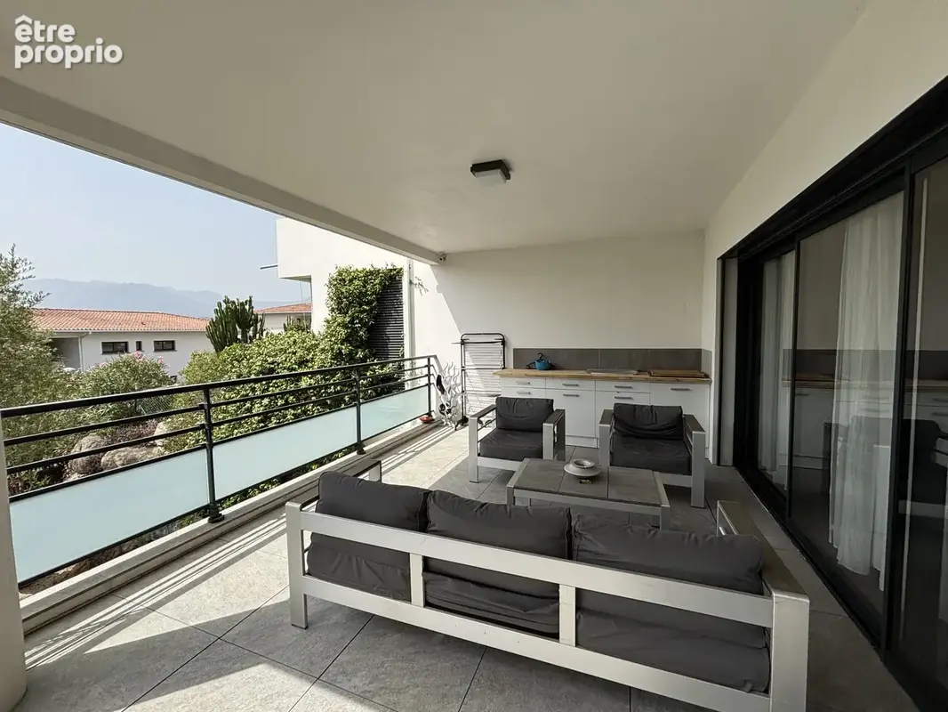 Appartement de 114m2 sur 2 niveaux  avec jardin aménagé dans résidence sécurisée avec piscine - photo 12