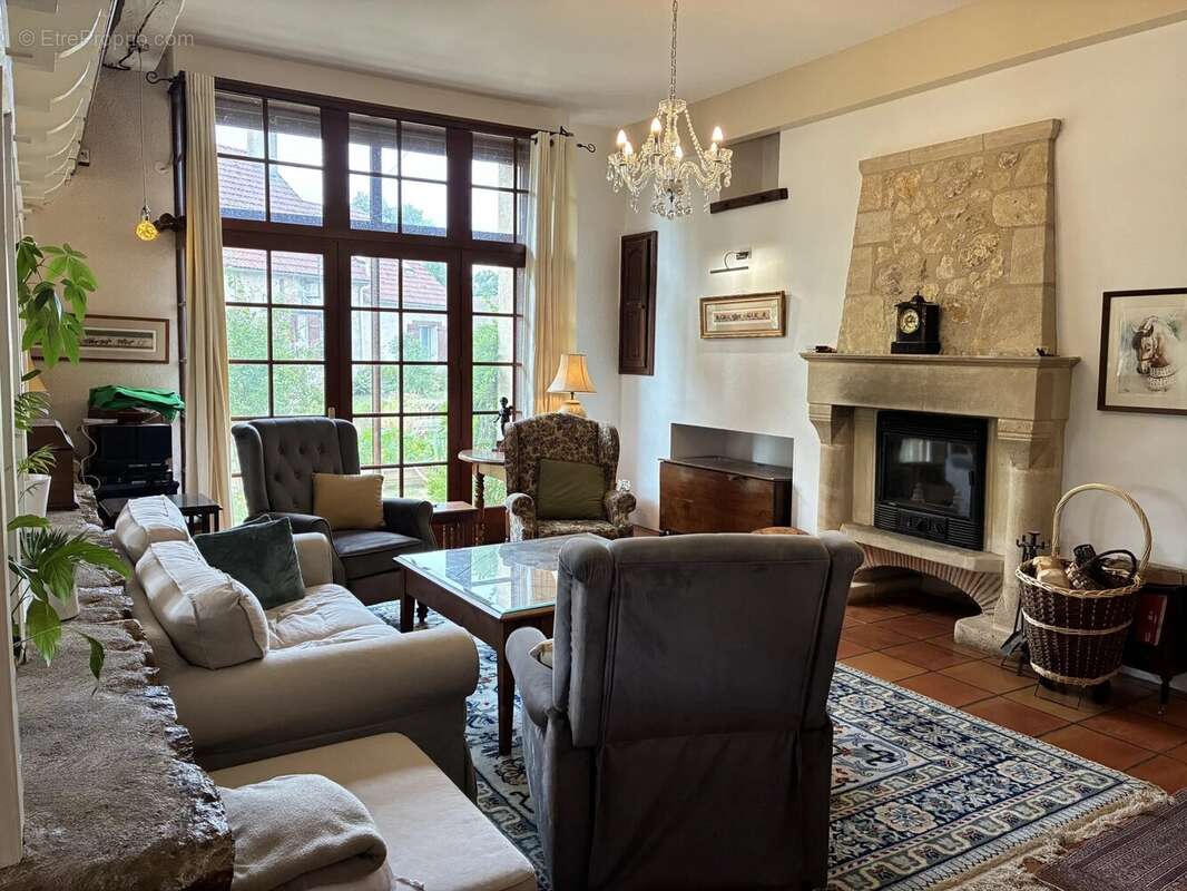 Maison rénovée avec gîte séparé de 3 chambres et piscine !! - photo 3
