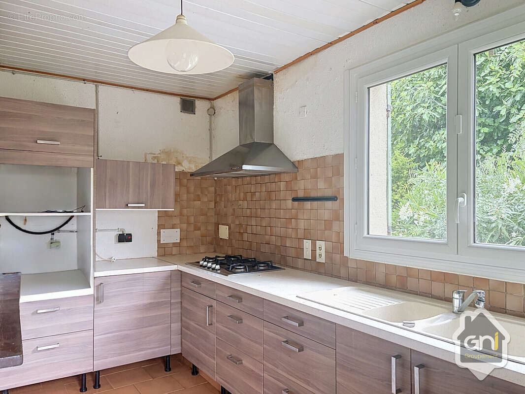 Maison de Type 7 avec jardin. - photo 11