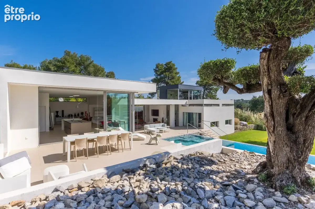 "Un chef d'uvre de verre et de perspectives érigé sur un parc de 5750m² entouré de verdure". - photo 15