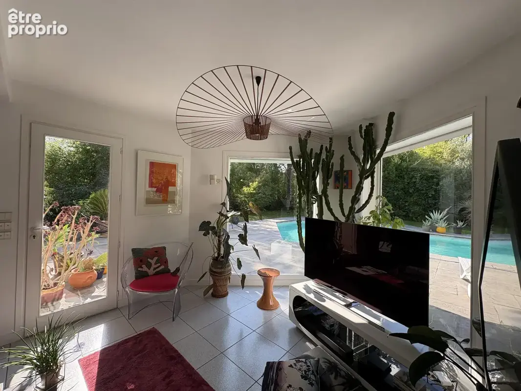 Maison T7 de 135.47 m2 avec piscine et annexes sur terrain de 1053 m2, 07500 GUILHERAND-GRANGES - photo 5