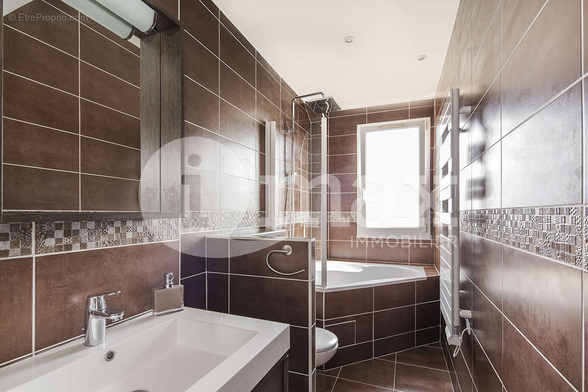 Appartement à COURBEVOIE