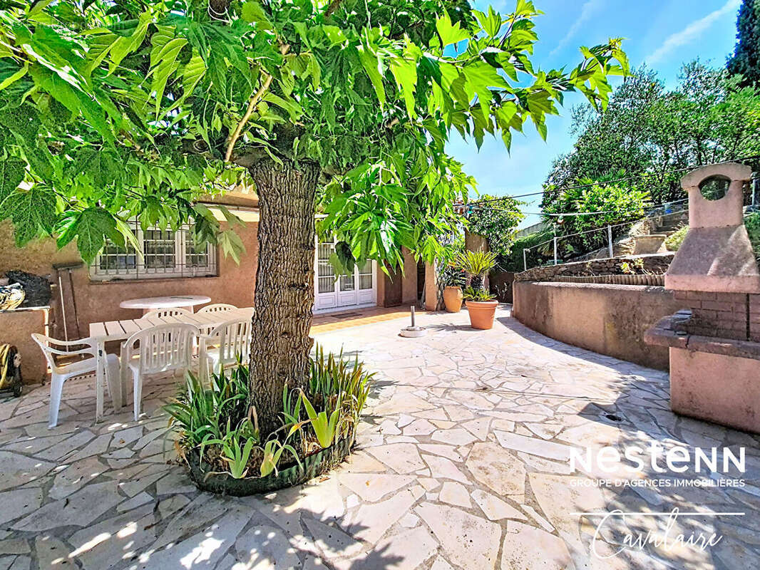 Maison d'environ 184 m² sur deux niveaux et un terrain d'environ 500 m² avec vue sur le golfe de Saint Tropez à proximité du cen - photo 3