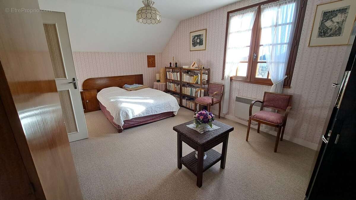 chambre étage  - Maison à POITIERS