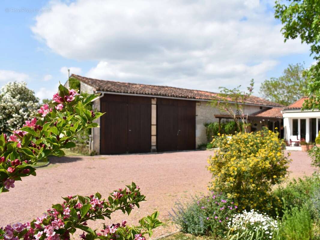 Maison à BLANZAC-LES-MATHA