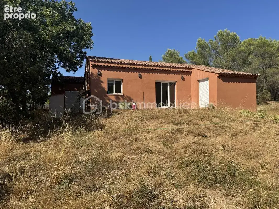 À Rocbaron (83136), superbe villa de plain-pied entièrement rénovée avec 3 chambres et grand terrain - photo 15