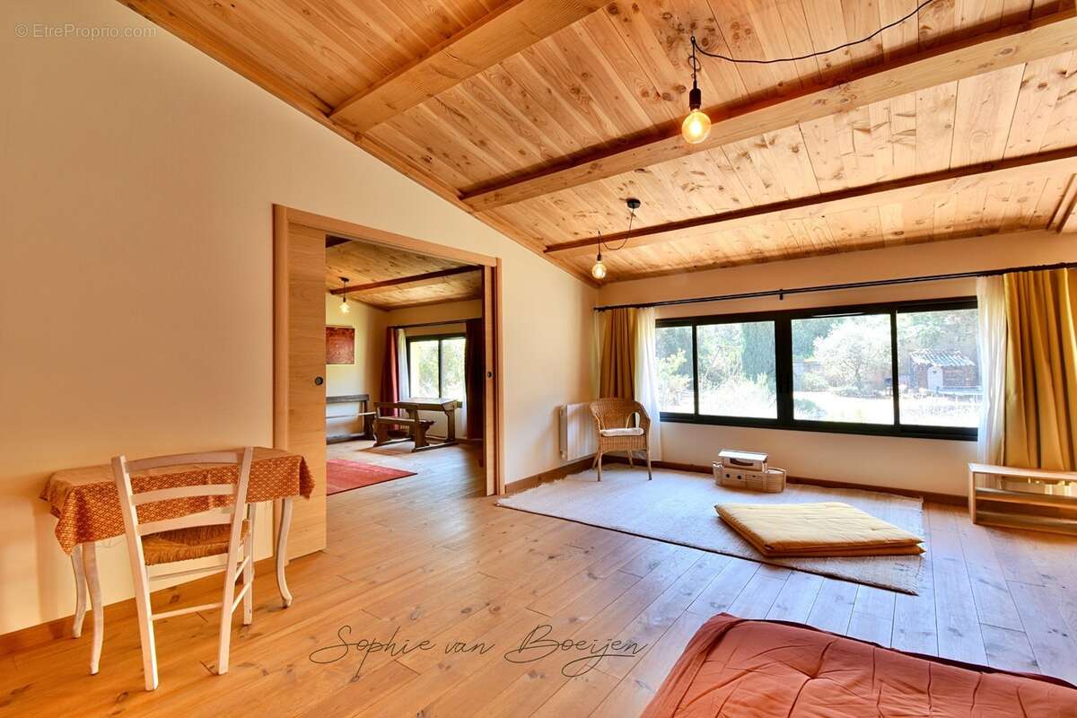 Maison à vendre 10 pièces EGUILLES (13), maison avec dépendances de 215 m², sur 3 230 m² avec piscine - photo 19