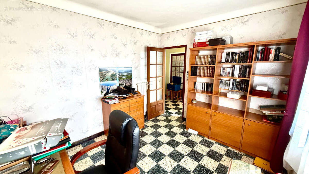 Maison à ENTRAIGUES-SUR-LA-SORGUE