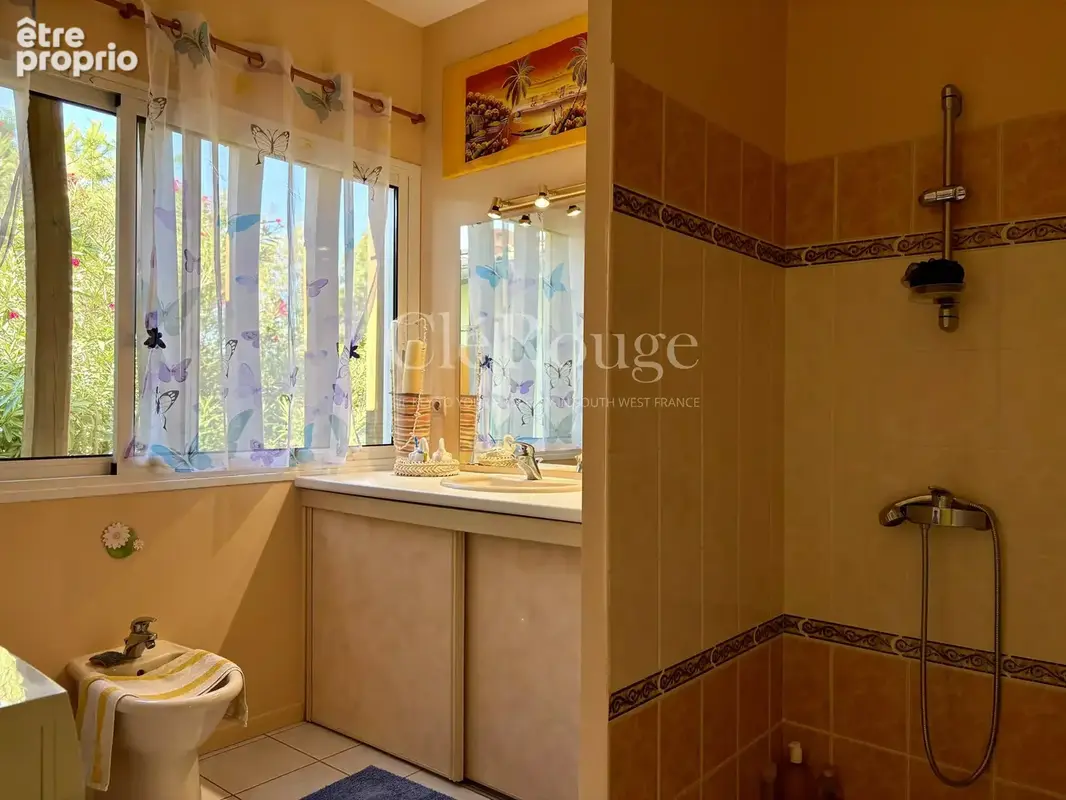 Élégante maison contemporaine avec piscine chauffée, beaux volumes et 5 400 m² de terrain - photo 19