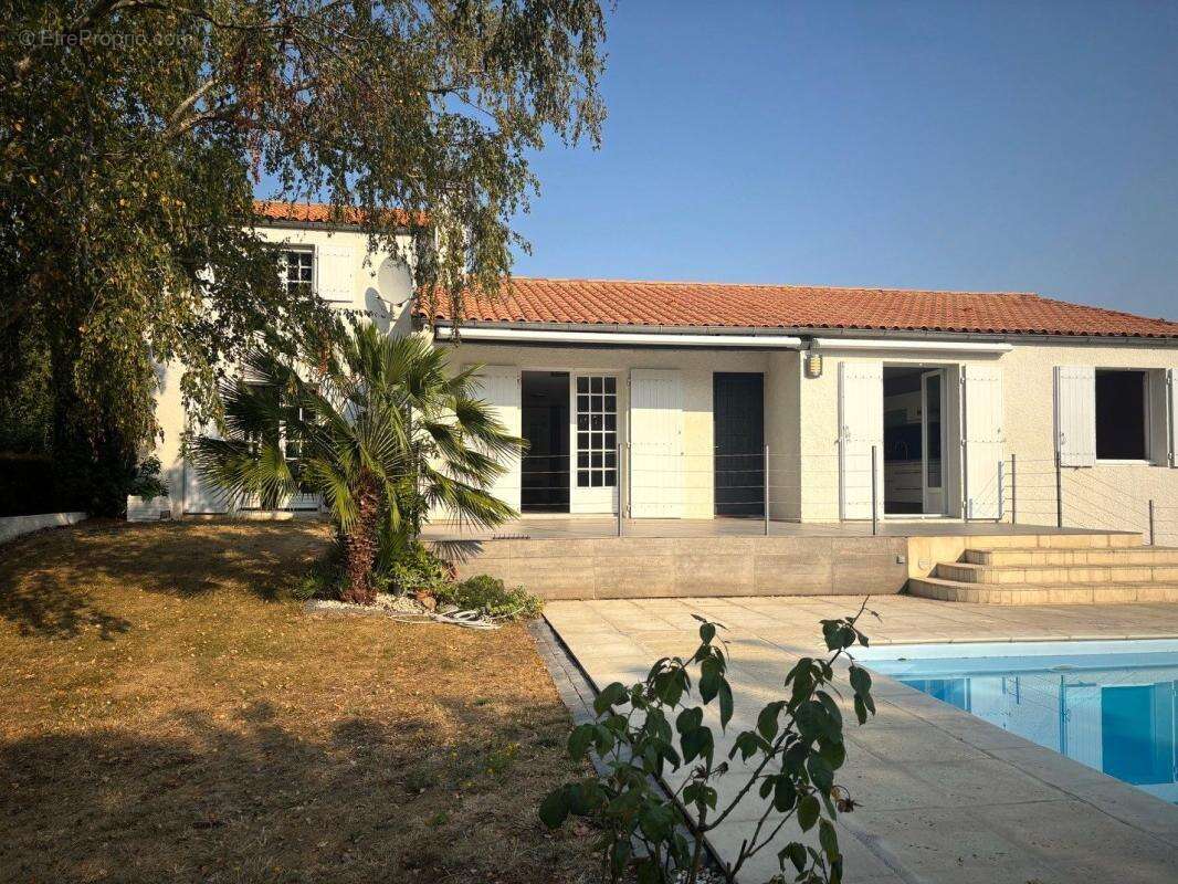  Maison familiale avec piscine – 145 m² – Terrain de 1 600 m² – La Jarrie (17220) - photo 2