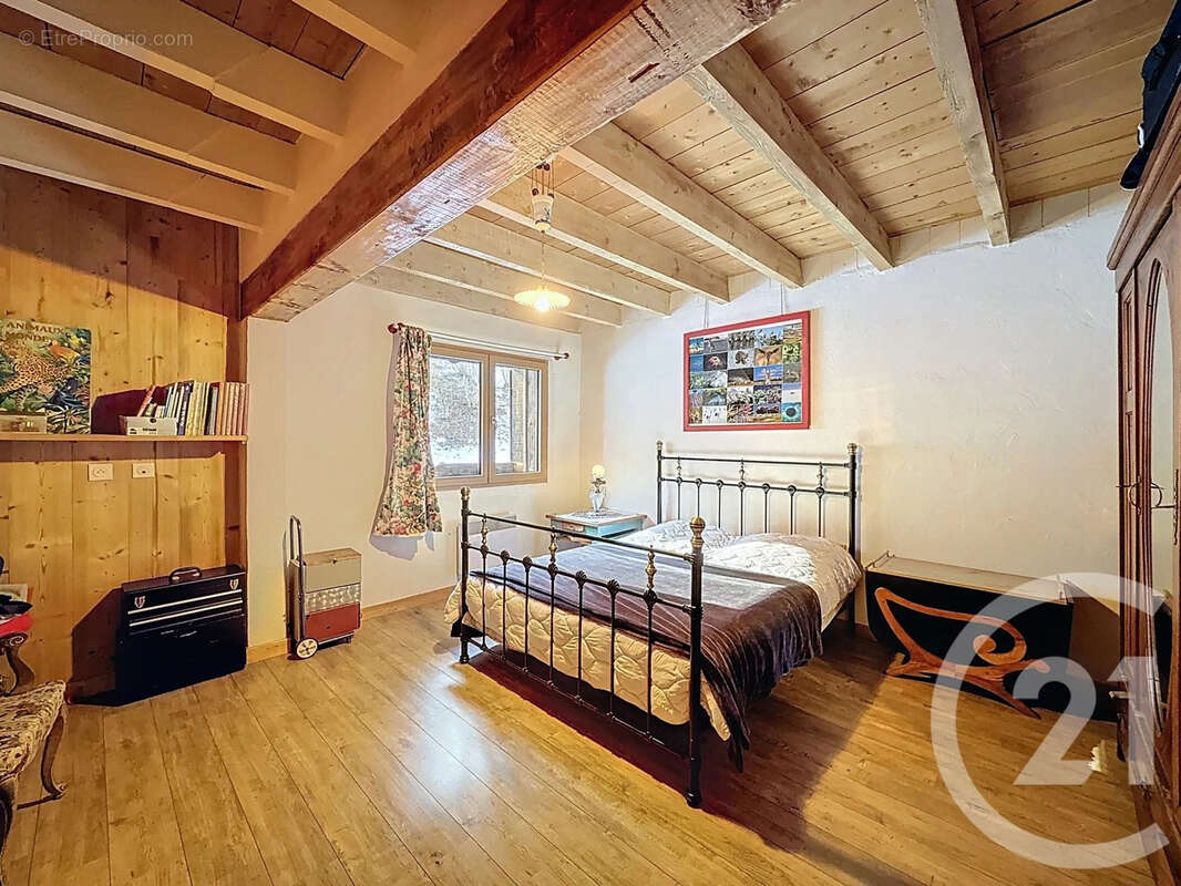 Maison à LA RIVIERE-ENVERSE