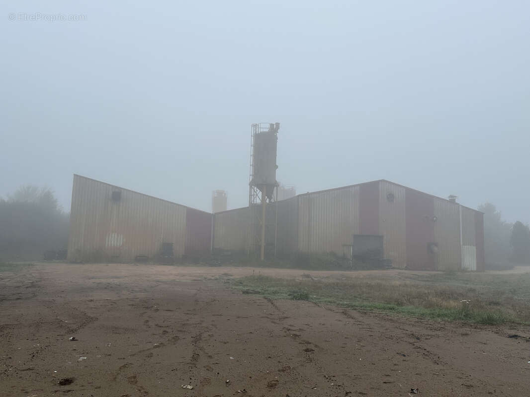 Saint Eloy les Mines Locaux industriels de 1900 m2  couvert, terrain de plus de 4HA 07a 93 ca. terrain constru - photo 2