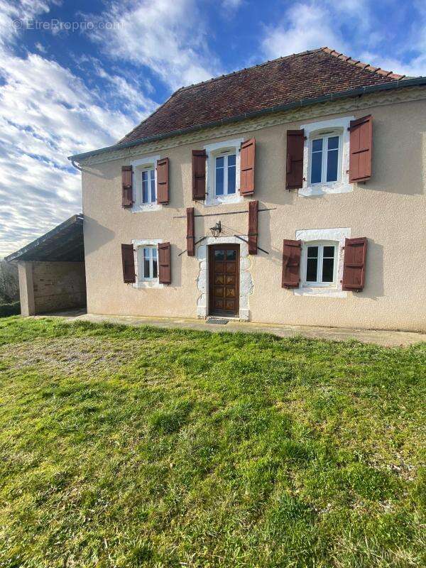 Maison à SALLESPISSE