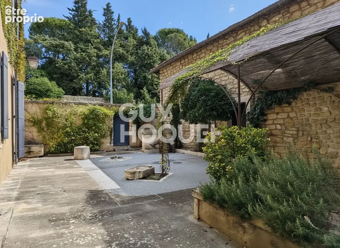 Carpentras - Maison de 253 m² - 9 pièces - 5 chambres - Cour intérieure - Proximité commodités - photo 3
