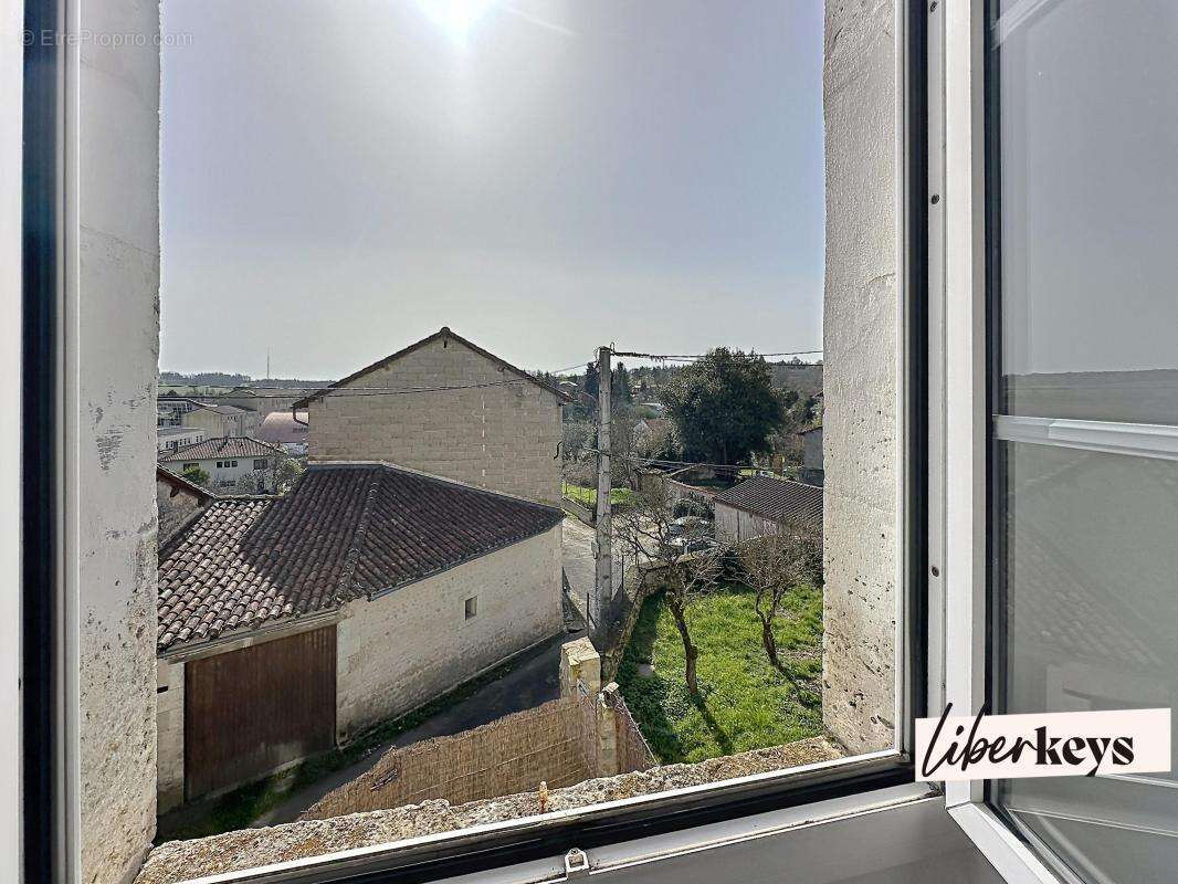 Maison à MONTMOREAU-SAINT-CYBARD