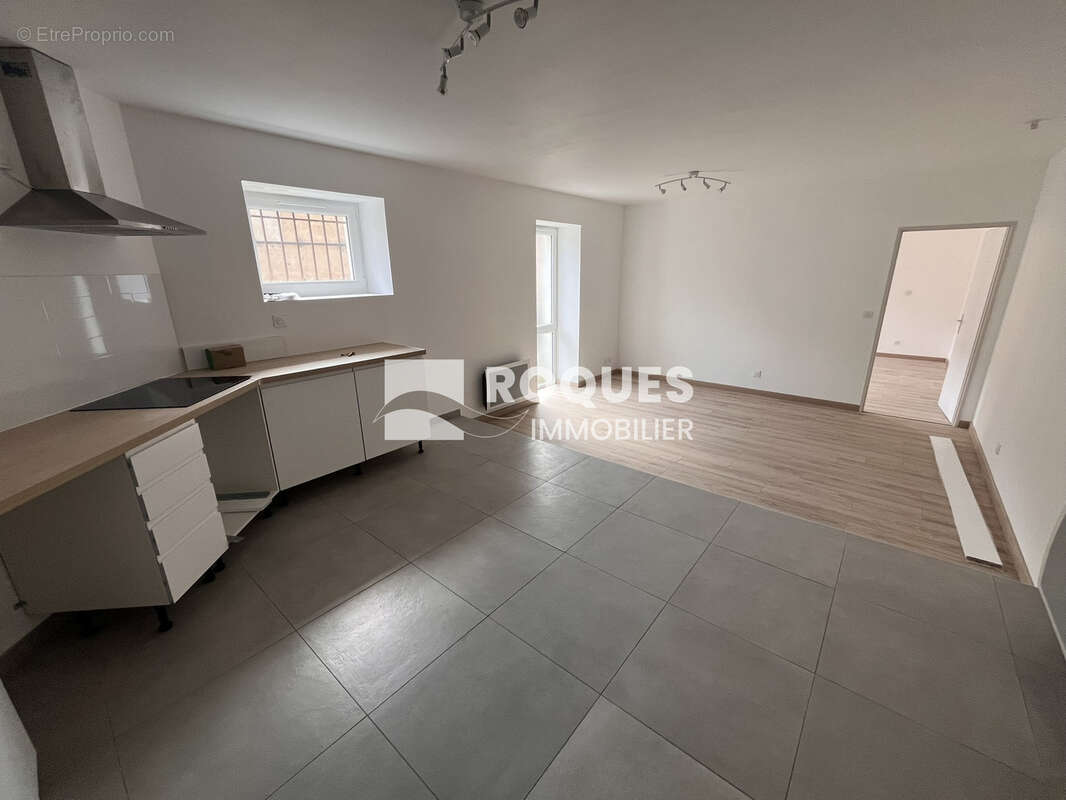 Bédarieux, à vendre belle maison de ville composée de deux appartements loués ! - photo 4