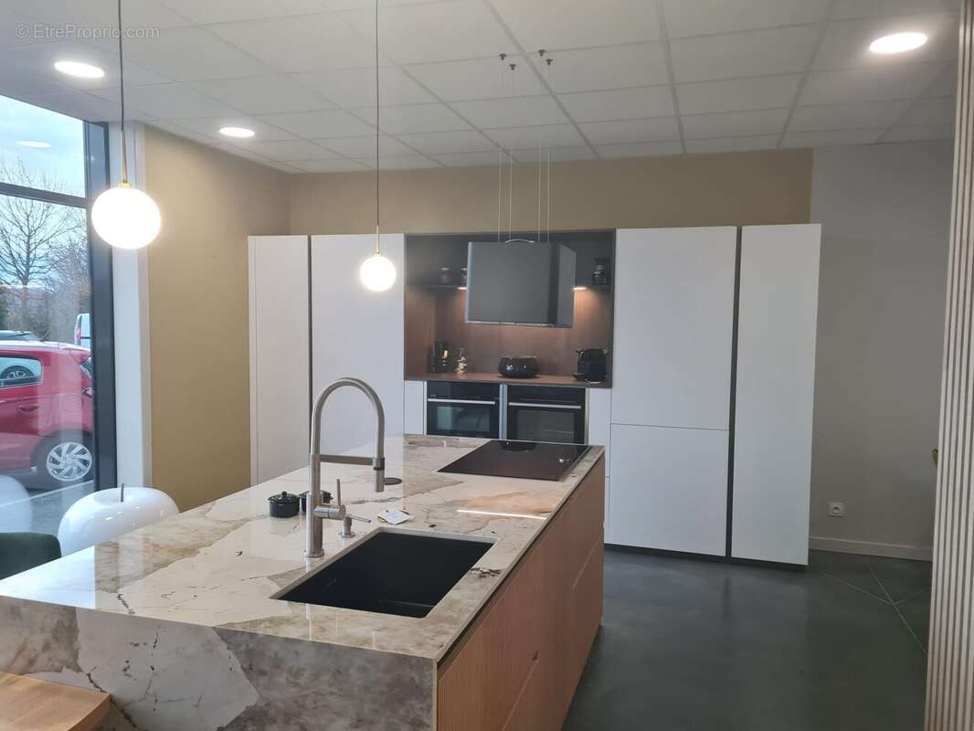 Commerce à SAINT-GENEST-LERPT