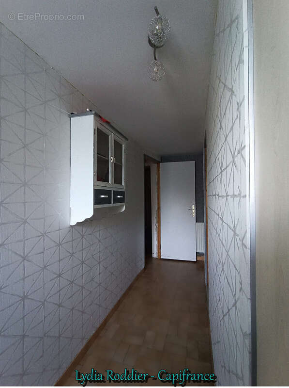 Maison avec 4 chambres – terrain clôturé – deux terrasses - PUY GUILLAUME (63290) - photo 11