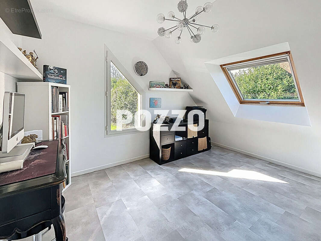 A Vendre - Les Loges Marchis - Maison 6 pièce(s) 154 m² - photo 11