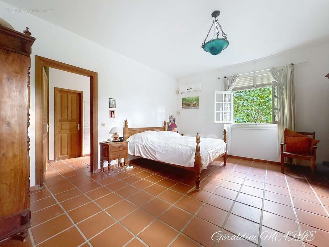 Villa 242 m² avec piscine, T2 loué et terrain de 4 000 m² - photo 10