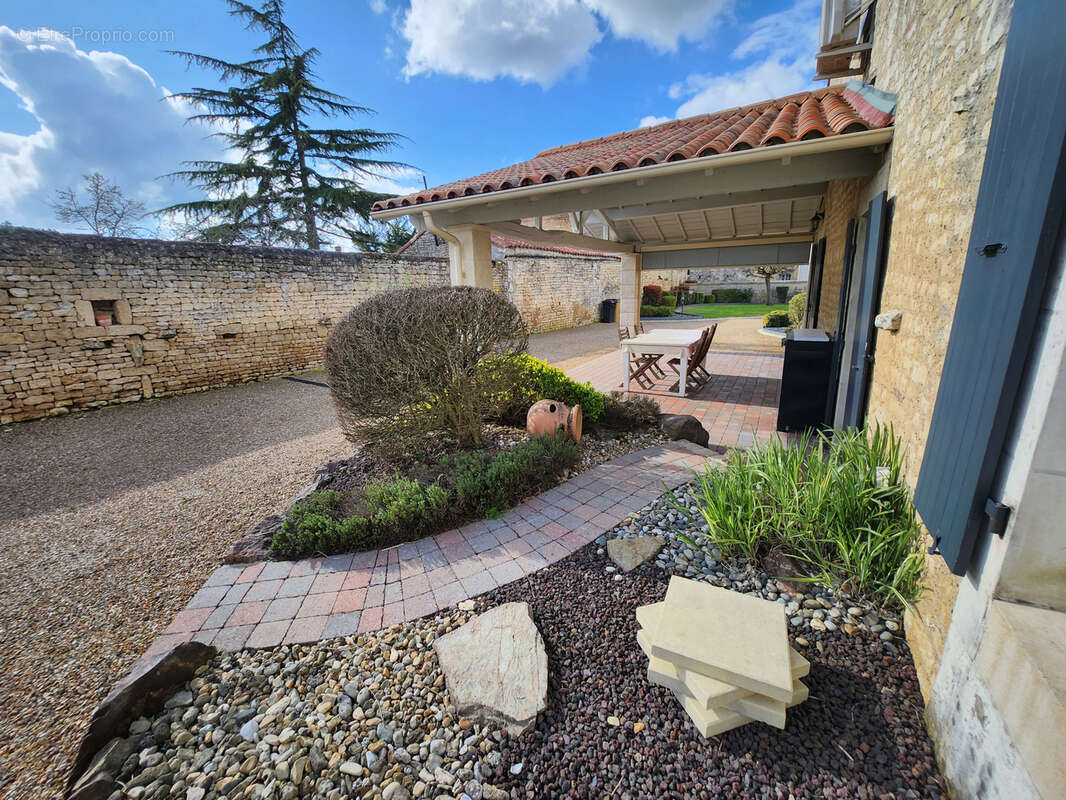 Maison en pierre coup de cœur avec 6 chambres et double garage - photo 4