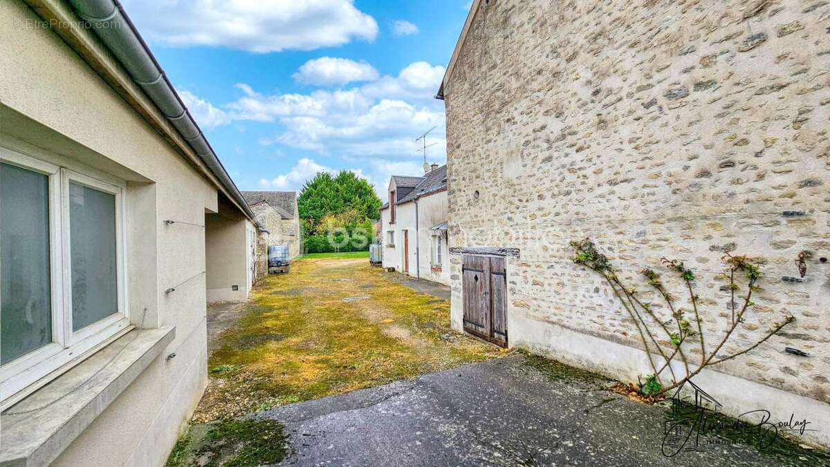 Maison en pierre à rénover – 141 m² – Dépendances – Terrain clos 645 m² - photo 16