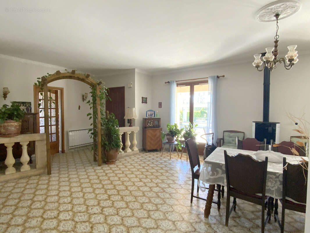 Villa de plain-pied, piscine, terrain paysagé et appartement indépendant. - photo 3