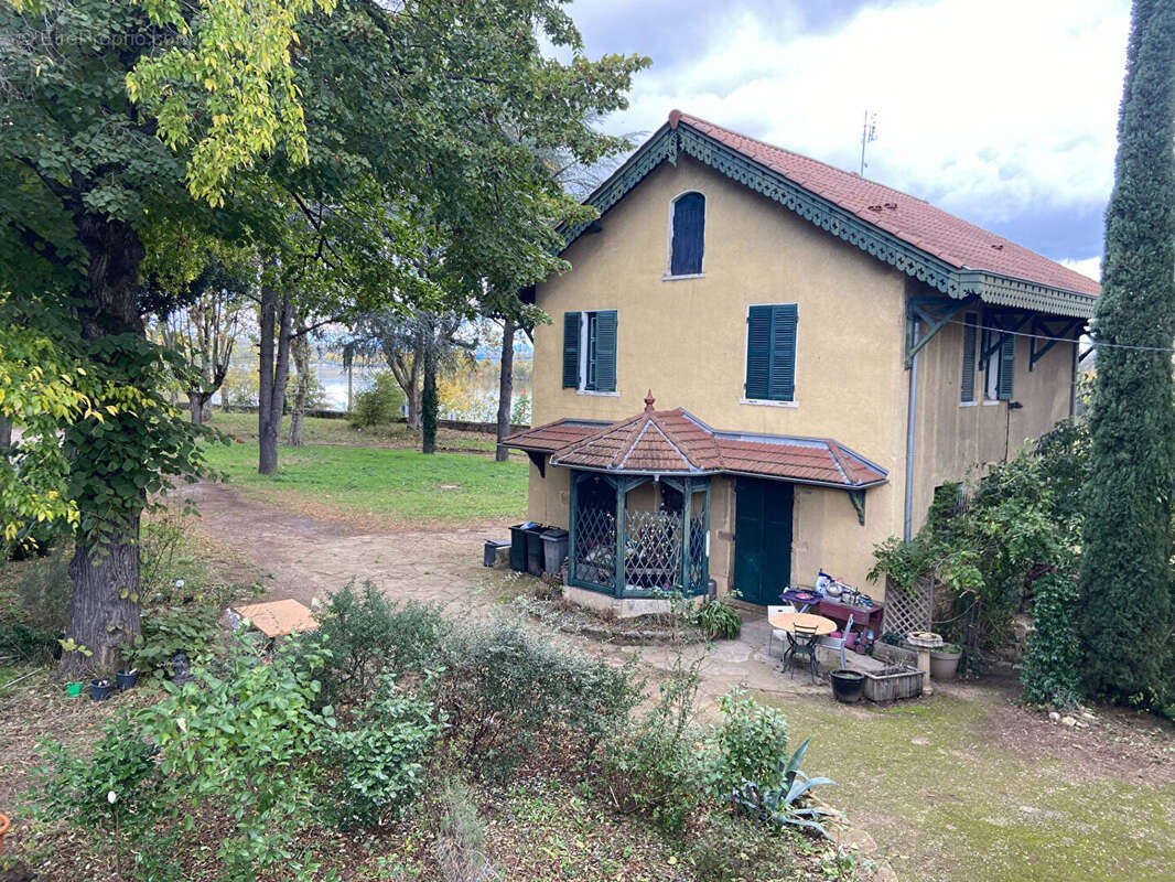 Terrain à CURIS-AU-MONT-D'OR