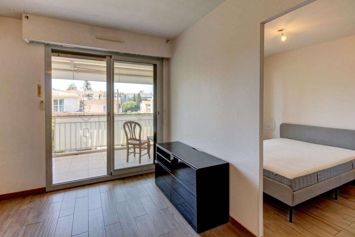 Appartement à SAINT-LAURENT-DU-VAR