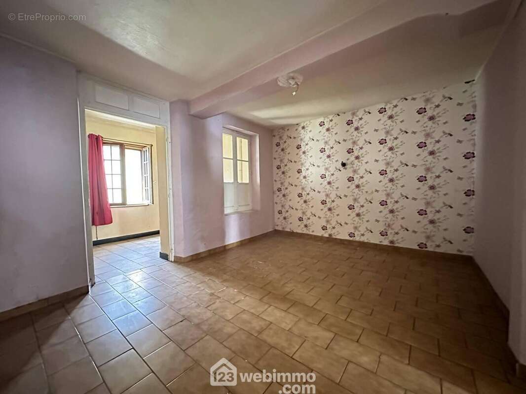 A ses cotés, un salon de 15 m² - Maison à CRECY-SUR-SERRE