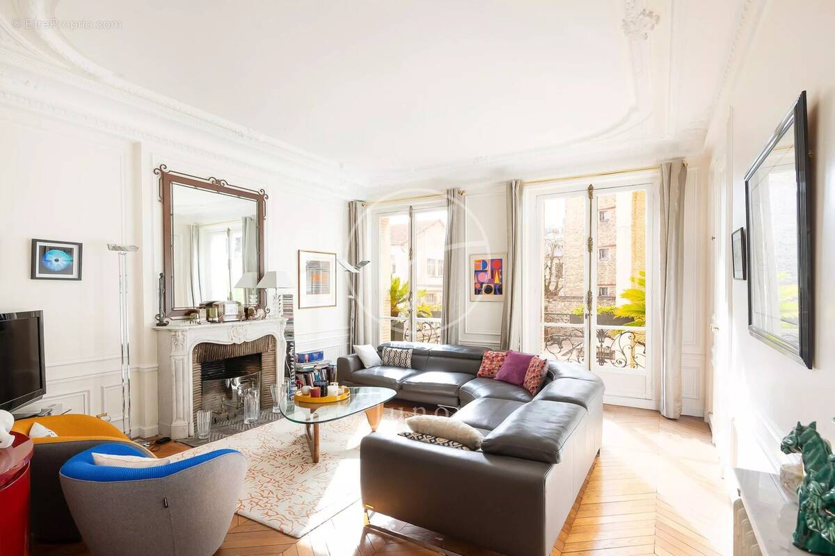 Appartement à PARIS-16E