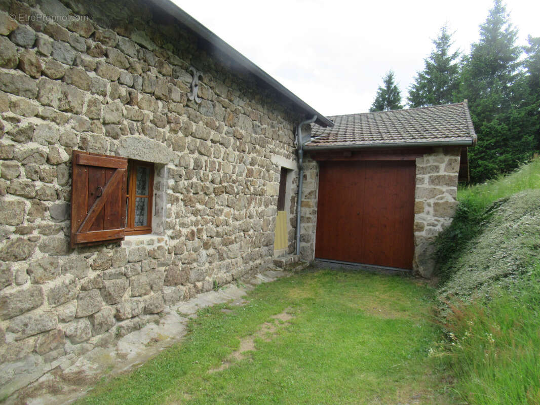 Joli corps de ferme rénové avec gîte indépendant et terrain attenant vendu entièrement meublé - photo 3