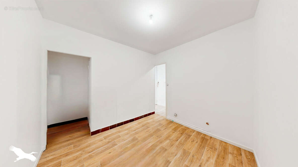 A VENDRE - Marseille 13005, Rue Ferrari - Appartement à vendre - T3 - 63 m² avec extérieur de 23 m², garage et cave de 33 m² - photo 9