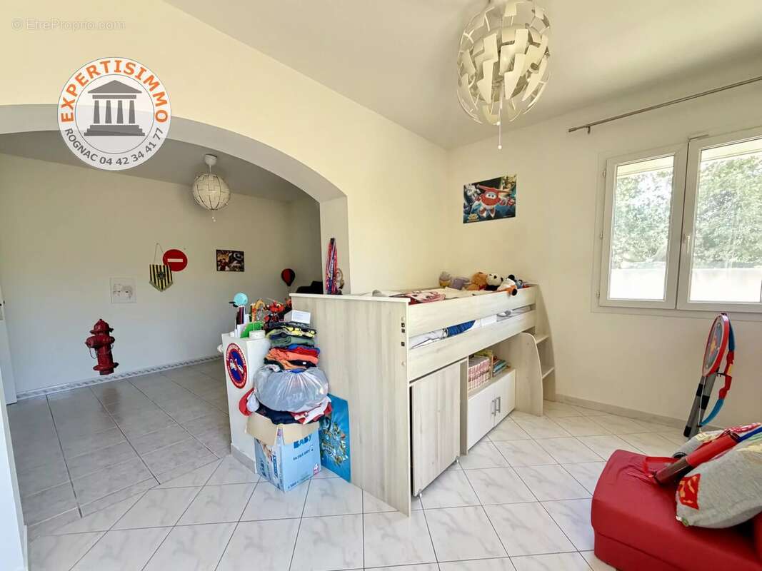 Saint esteve - plain-pied familial d'environ 150 m² – piscine – double garage – terrain de 682 m² - photo 12