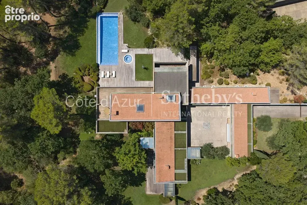 Terre Blanche, villa de plus de 500 m² avec cinq suites sur un parc de 9 585 m² - photo 2