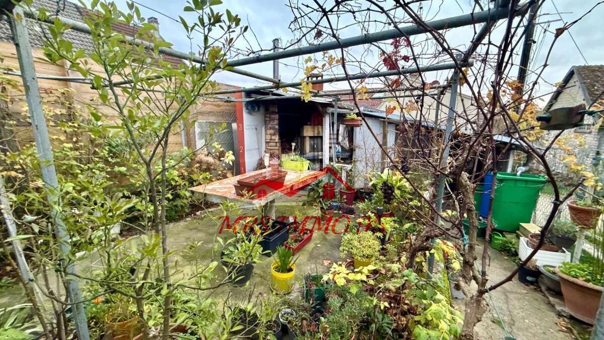 Terrain à FONTENAY-EN-PARISIS