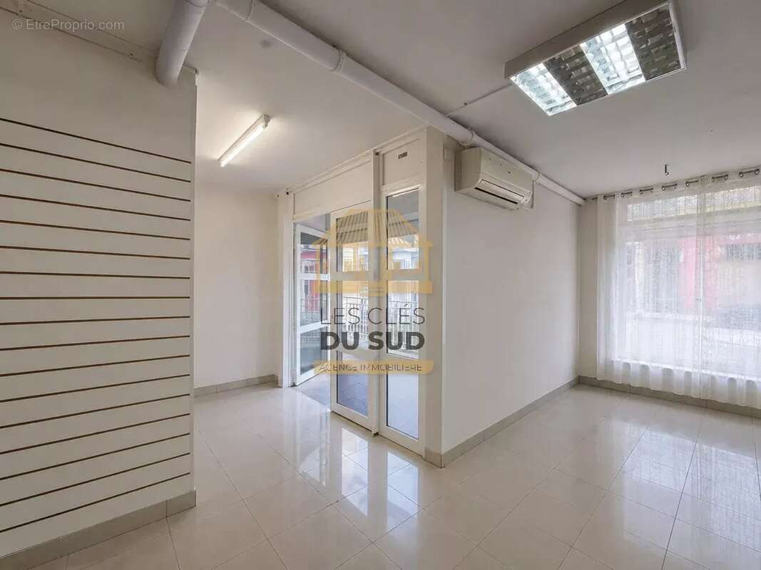 A vendre - centre-ville de saint-pierre local commercial/ professionnel de 79,24 m² environ - 335 000 € - photo 2