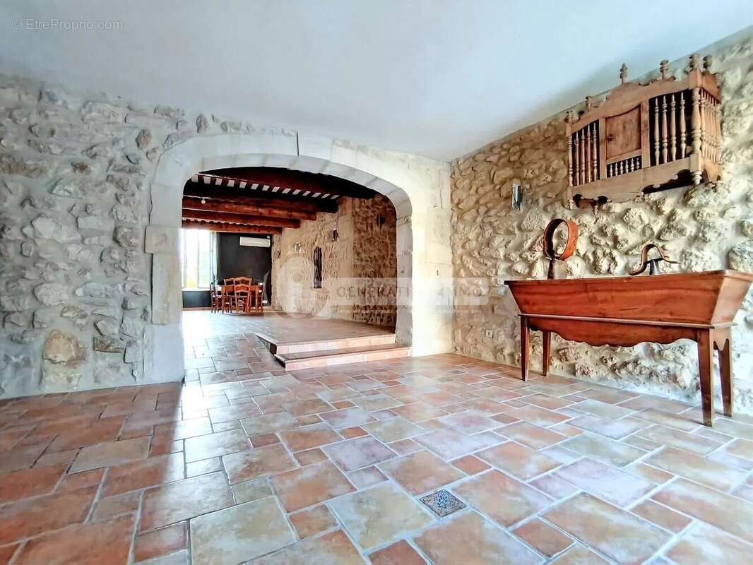 Mas de village au coeur de Fontvieille avec piscine et hangar - photo 4