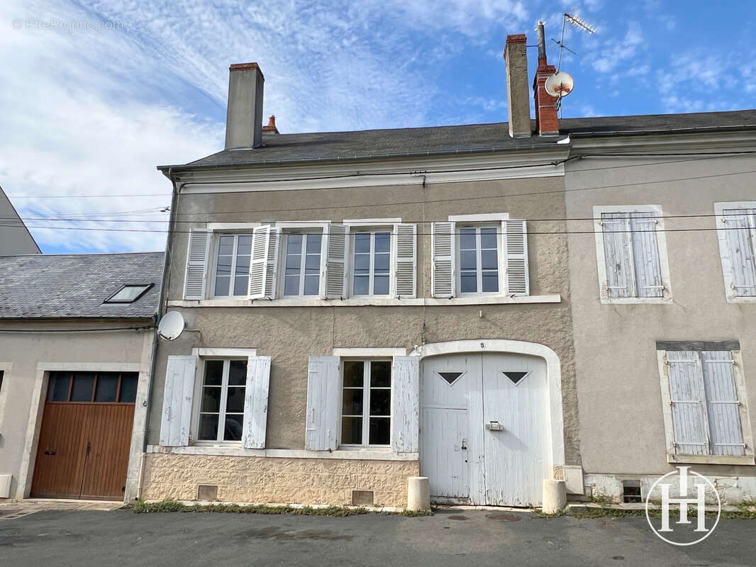 Maison à DUN-SUR-AURON