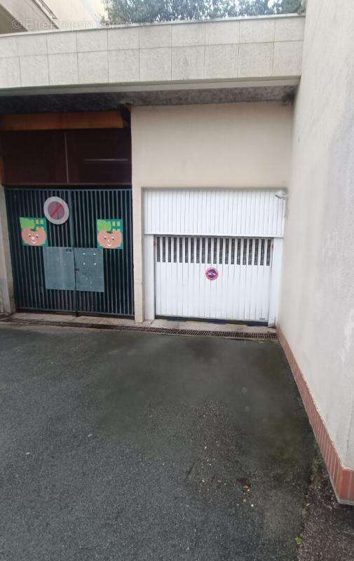 Parking à MONTIGNY-LE-BRETONNEUX