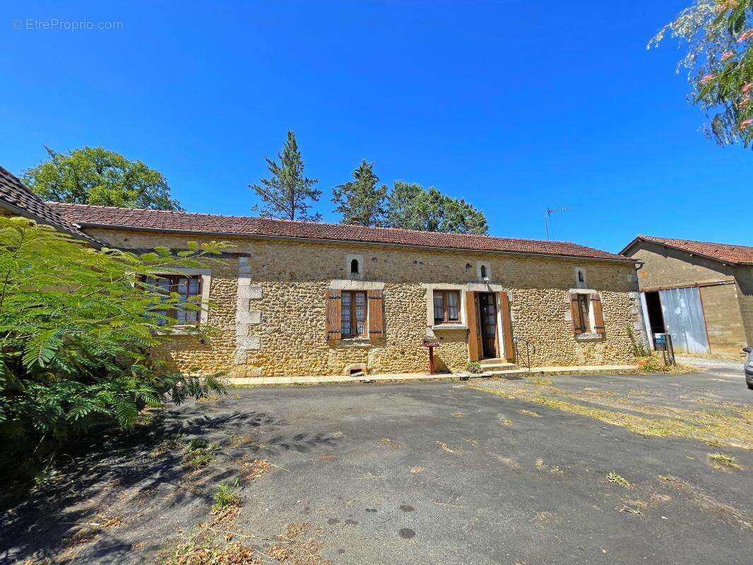 Maison et nombreuses dépendances - photo 3