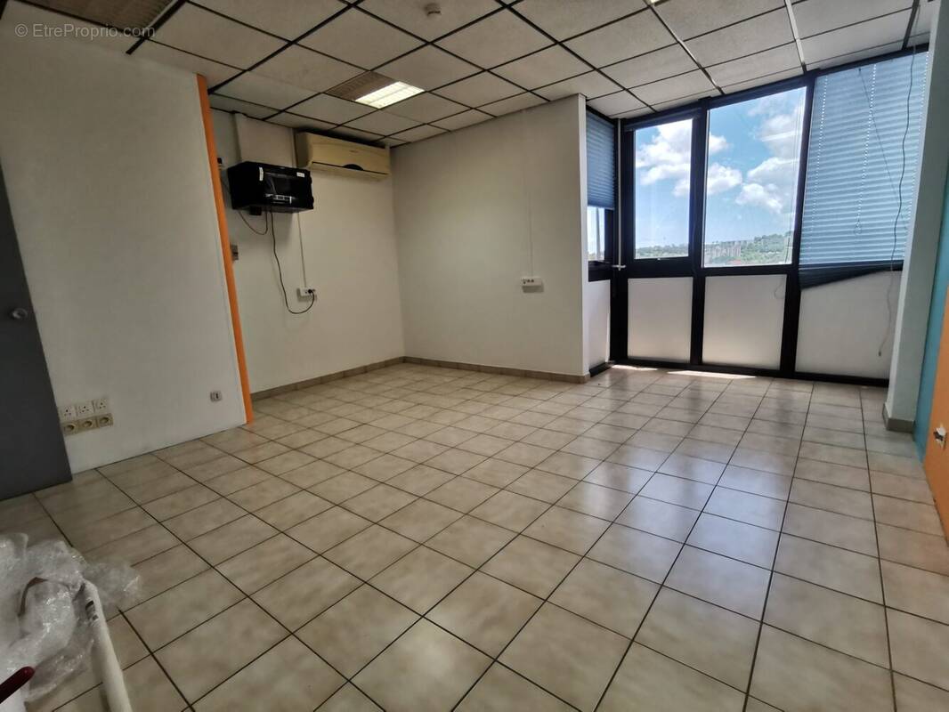 13G 13D - Commerce à LE LAMENTIN