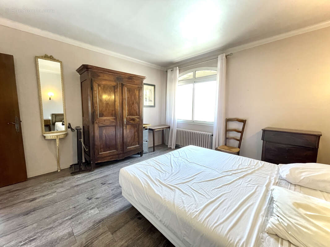 Maison spacieuse avec local commercial loué sur grande parcelle - photo 8