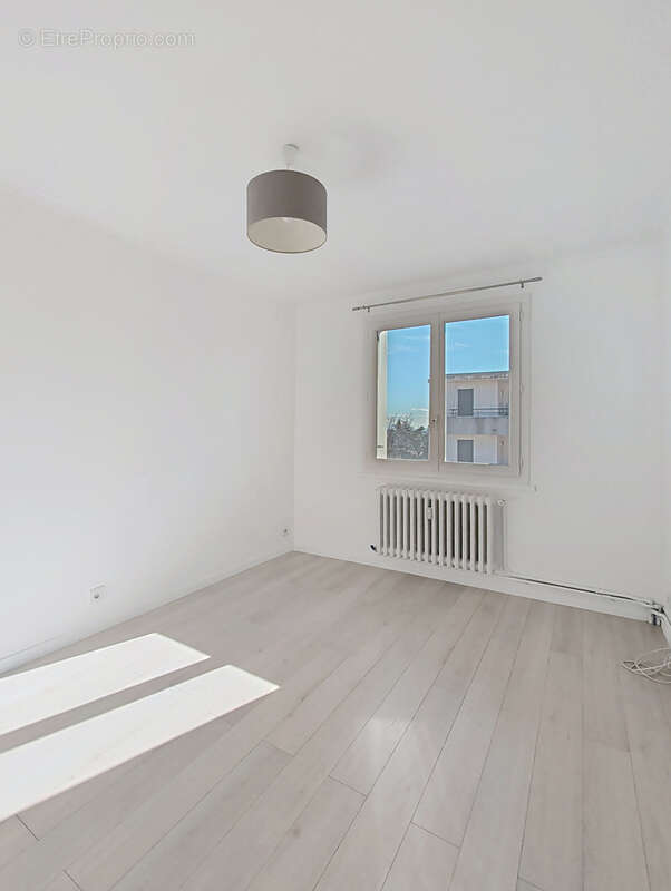 Appartement à VILLENEUVE-LES-AVIGNON